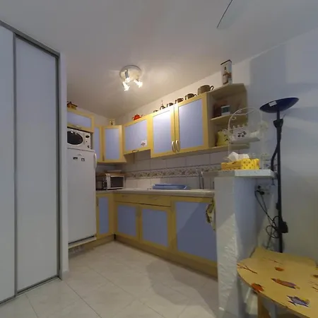 Apartment 2 Pieces Confortable Au Lavandou 34m² + Terrasse, A 800m De La Plage, 4 Personnes. - Fr-1-803-17 *