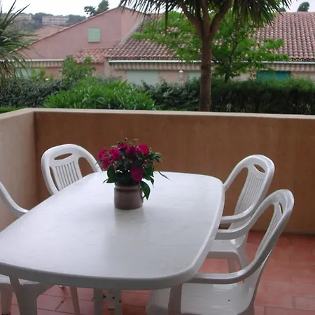 2 Pieces Confortable Au Lavandou 34m² + Terrasse, A 800m De La Plage, 4 Personnes. - Fr-1-803-17 Apartment *